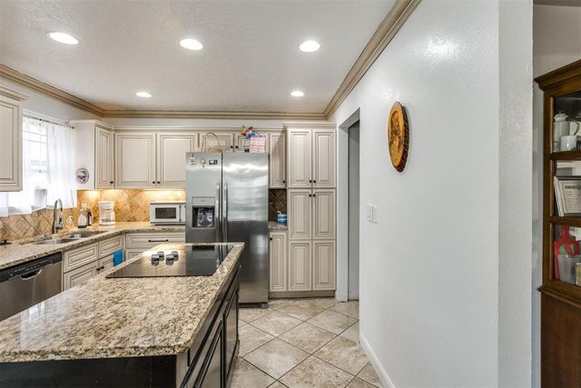 10209 Hollyhead Way, Yukon, OK 73099