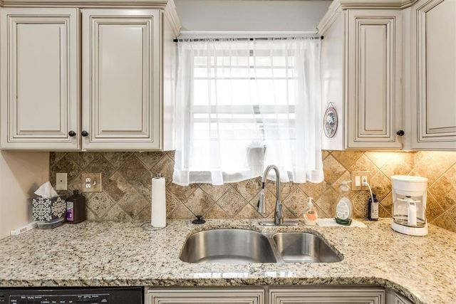 10209 Hollyhead Way, Yukon, OK 73099