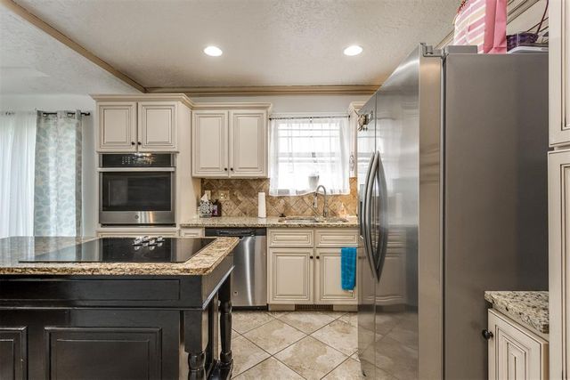 10209 Hollyhead Way, Yukon, OK 73099
