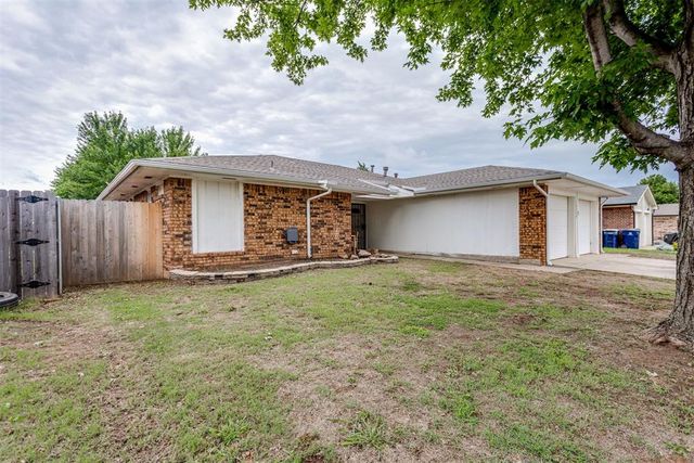 10209 Hollyhead Way, Yukon, OK 73099