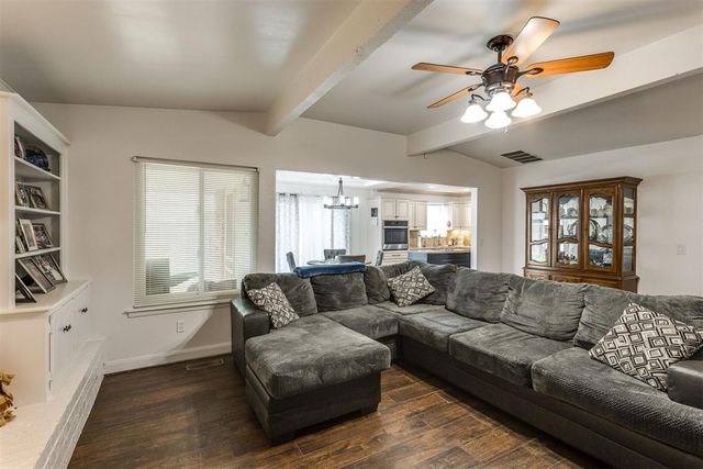10209 Hollyhead Way, Yukon, OK 73099