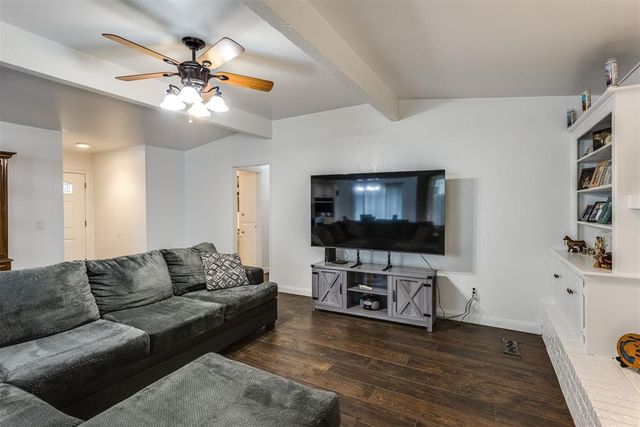 10209 Hollyhead Way, Yukon, OK 73099