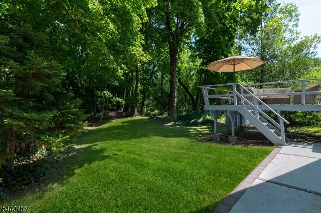 221 Lakeview Dr, Ridgewood Village, NJ 07450