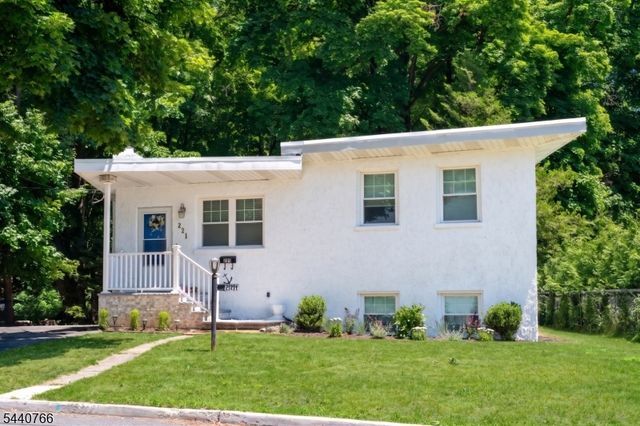 221 Lakeview Dr, Ridgewood Village, NJ 07450