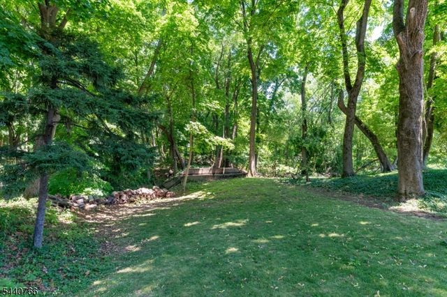 221 Lakeview Dr, Ridgewood Village, NJ 07450