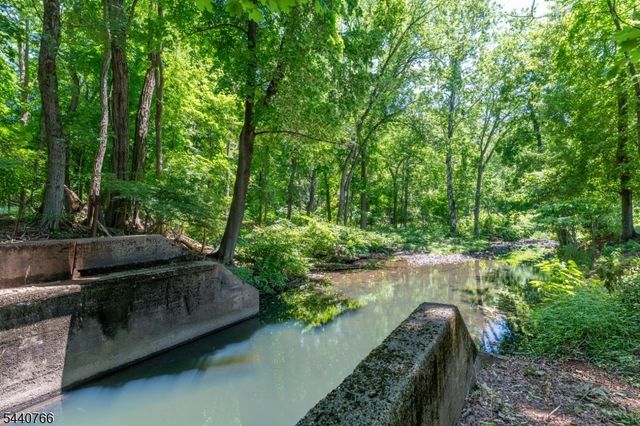 221 Lakeview Dr, Ridgewood Village, NJ 07450