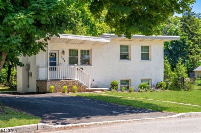 221 Lakeview Dr, Ridgewood Village, NJ 07450