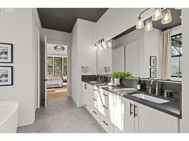 2065 Sw 75TH Ave, Portland, OR 97225