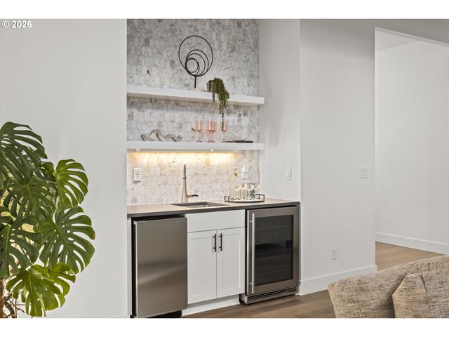 2065 Sw 75TH Ave, Portland, OR 97225