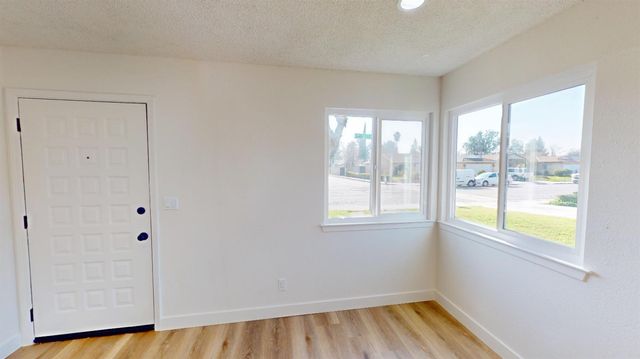 5044 W Willis Avenue, Fresno, CA 93722