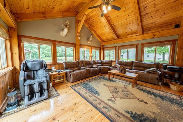 6068 S 142nd Avenue, Rothbury, MI 49452