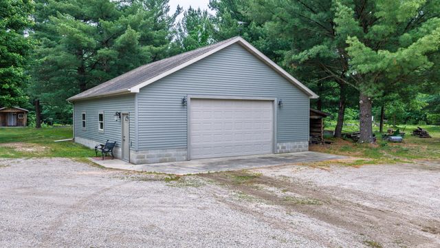 6068 S 142nd Avenue, Rothbury, MI 49452