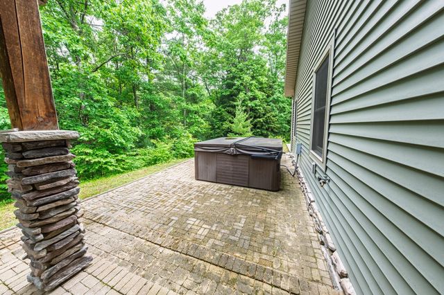 6068 S 142nd Avenue, Rothbury, MI 49452