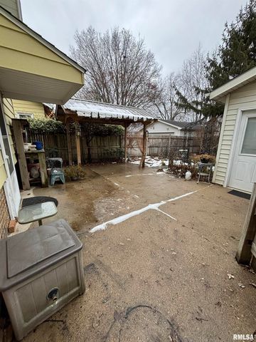 807 W CORRINGTON Avenue, Peoria, IL 61604