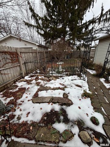 807 W CORRINGTON Avenue, Peoria, IL 61604