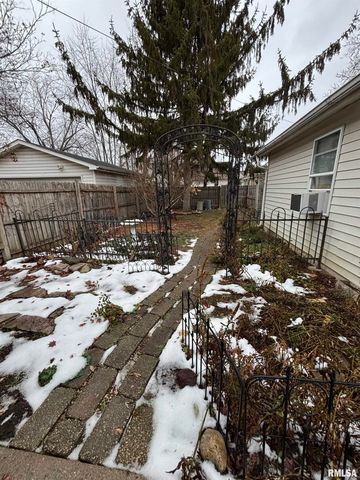 807 W CORRINGTON Avenue, Peoria, IL 61604