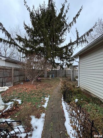 807 W CORRINGTON Avenue, Peoria, IL 61604