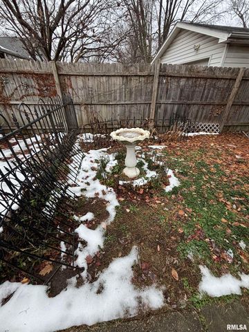 807 W CORRINGTON Avenue, Peoria, IL 61604