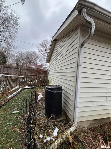 807 W CORRINGTON Avenue, Peoria, IL 61604