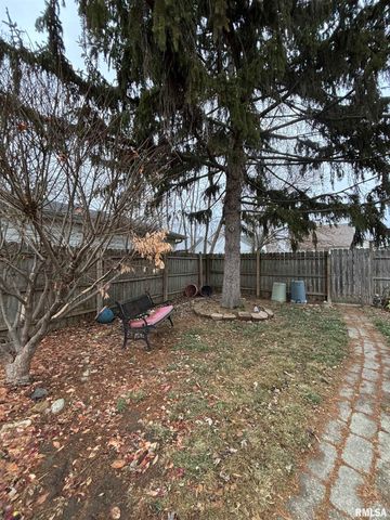 807 W CORRINGTON Avenue, Peoria, IL 61604