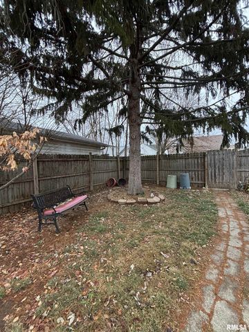 807 W CORRINGTON Avenue, Peoria, IL 61604