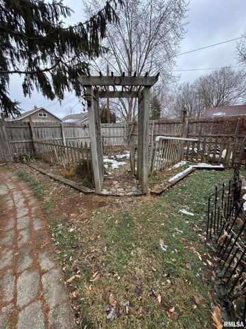 807 W CORRINGTON Avenue, Peoria, IL 61604