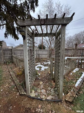 807 W CORRINGTON Avenue, Peoria, IL 61604