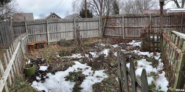 807 W CORRINGTON Avenue, Peoria, IL 61604