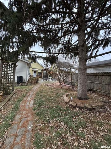 807 W CORRINGTON Avenue, Peoria, IL 61604