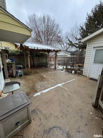 807 W CORRINGTON Avenue, Peoria, IL 61604