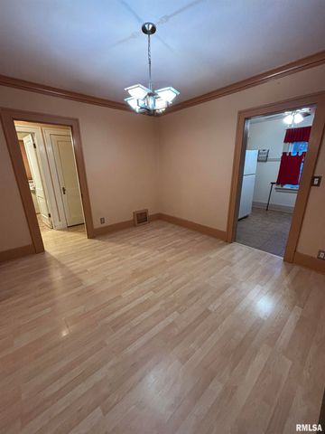 807 W CORRINGTON Avenue, Peoria, IL 61604