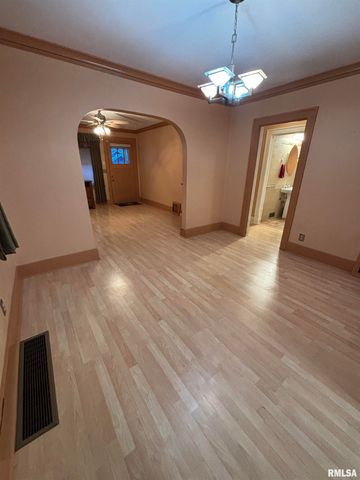 807 W CORRINGTON Avenue, Peoria, IL 61604