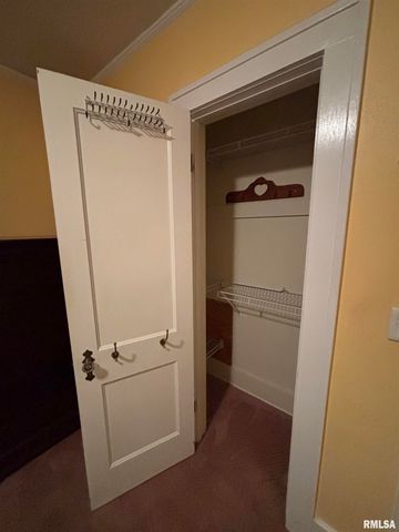 807 W CORRINGTON Avenue, Peoria, IL 61604