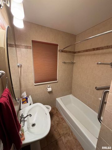 807 W CORRINGTON Avenue, Peoria, IL 61604