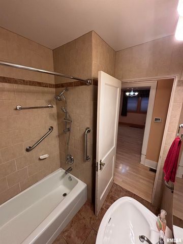 807 W CORRINGTON Avenue, Peoria, IL 61604