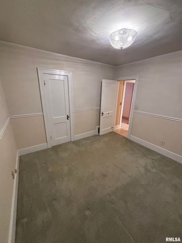 807 W CORRINGTON Avenue, Peoria, IL 61604