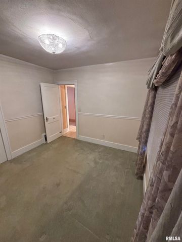 807 W CORRINGTON Avenue, Peoria, IL 61604