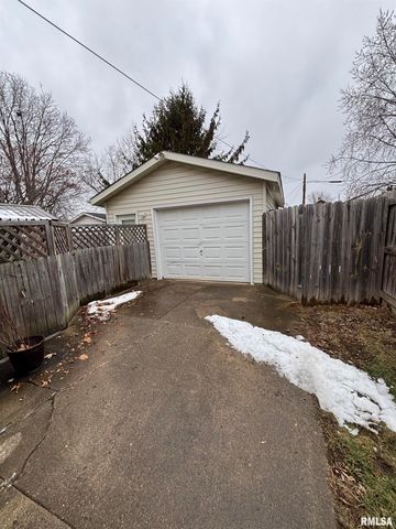 807 W CORRINGTON Avenue, Peoria, IL 61604