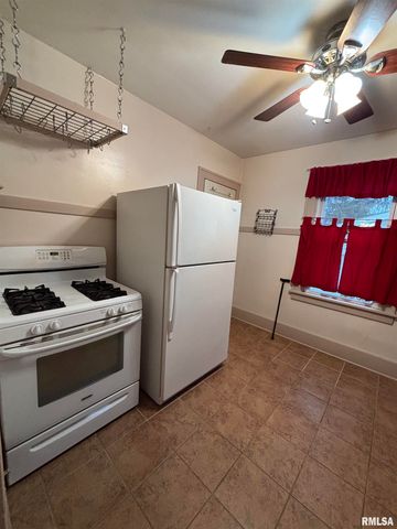 807 W CORRINGTON Avenue, Peoria, IL 61604