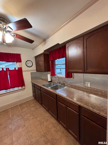 807 W CORRINGTON Avenue, Peoria, IL 61604