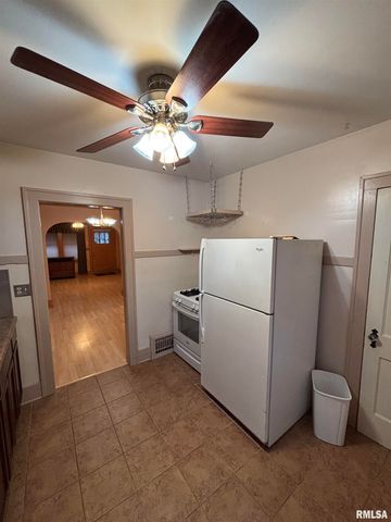 807 W CORRINGTON Avenue, Peoria, IL 61604