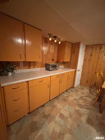 807 W CORRINGTON Avenue, Peoria, IL 61604