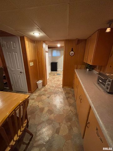 807 W CORRINGTON Avenue, Peoria, IL 61604