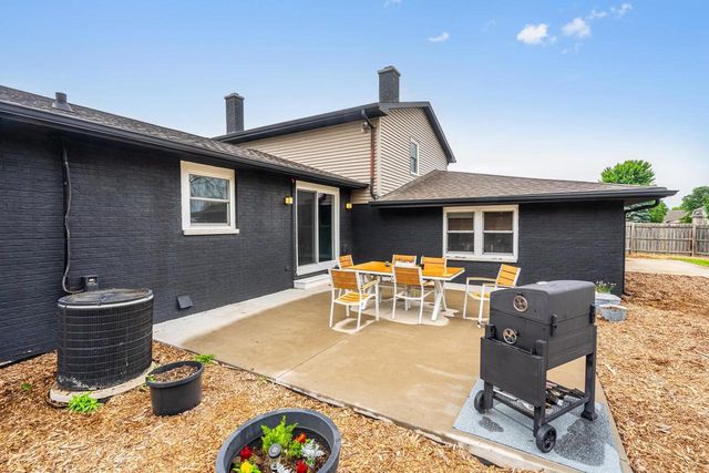 2101 LAWRENCE DRIVE, De Pere, WI 54115