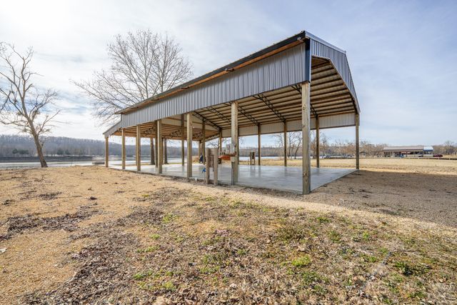 235 Hardin Bottom River Rd, Clifton, TN 38425