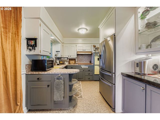 10311 Ne RUSSELL Ct, Portland, OR 97220