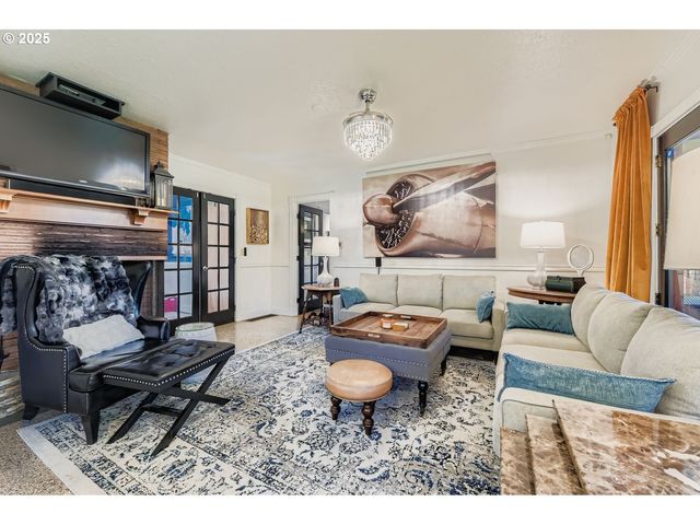 10311 Ne RUSSELL Ct, Portland, OR 97220