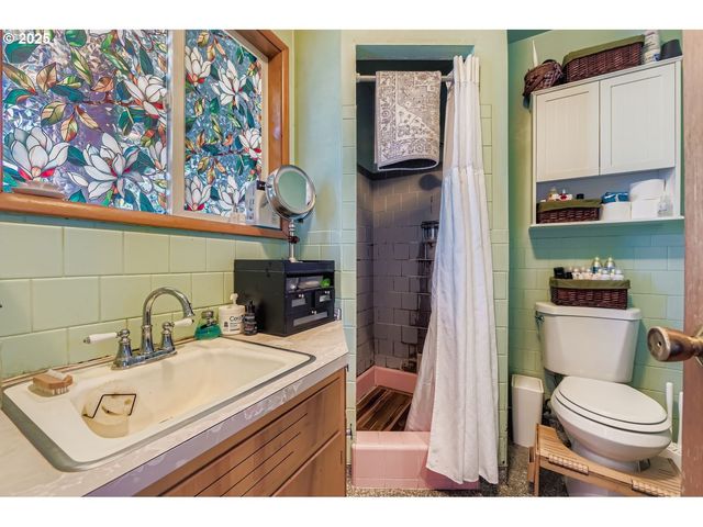 10311 Ne RUSSELL Ct, Portland, OR 97220