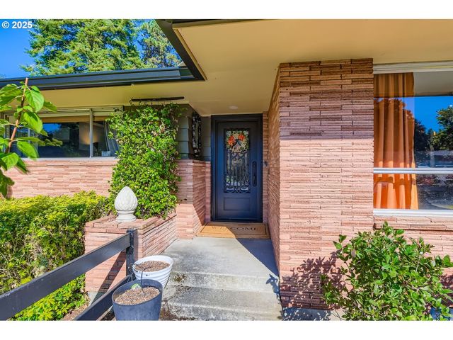 10311 Ne RUSSELL Ct, Portland, OR 97220