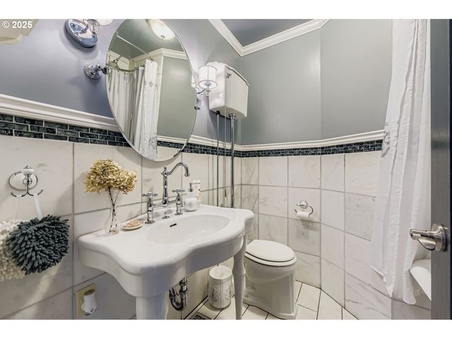 10311 Ne RUSSELL Ct, Portland, OR 97220